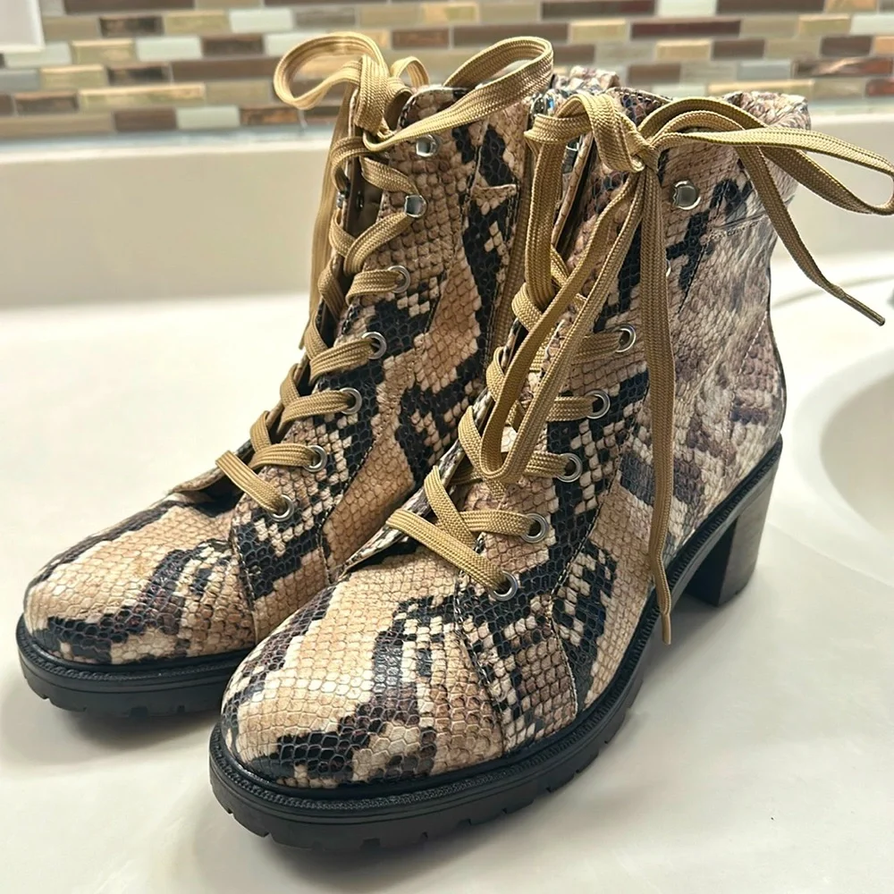 Vince Camuto, snake skin print leather combat boot size 9 - Picture 1 of 7